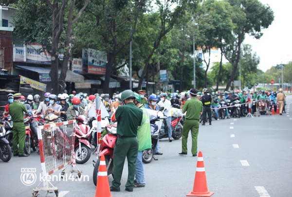 TP.HCM: Chốt kiểm soát ùn ứ nhẹ, đông người xếp hàng chờ khai báo di biến động dân cư-4