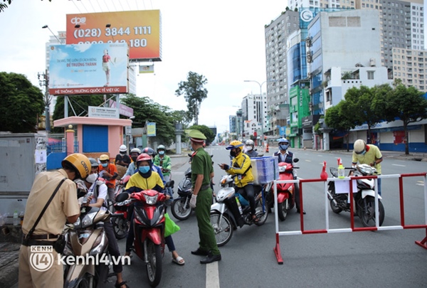 TP.HCM: Chốt kiểm soát ùn ứ nhẹ, đông người xếp hàng chờ khai báo di biến động dân cư-5