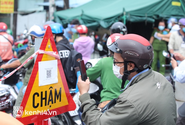 TP.HCM: Chốt kiểm soát ùn ứ nhẹ, đông người xếp hàng chờ khai báo di biến động dân cư-6