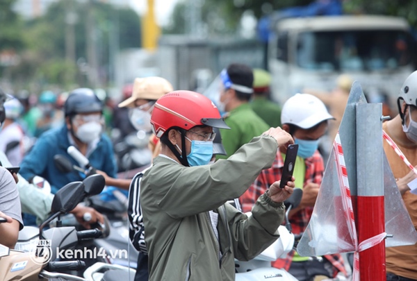 TP.HCM: Chốt kiểm soát ùn ứ nhẹ, đông người xếp hàng chờ khai báo di biến động dân cư-7