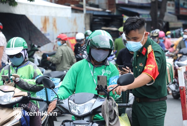 TP.HCM: Chốt kiểm soát ùn ứ nhẹ, đông người xếp hàng chờ khai báo di biến động dân cư-8