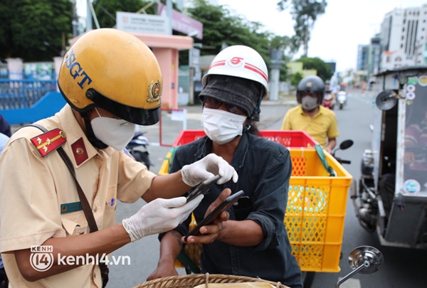 TP.HCM: Chốt kiểm soát ùn ứ nhẹ, đông người xếp hàng chờ khai báo di biến động dân cư-9