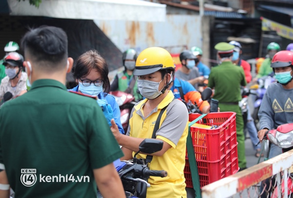 TP.HCM: Chốt kiểm soát ùn ứ nhẹ, đông người xếp hàng chờ khai báo di biến động dân cư-11