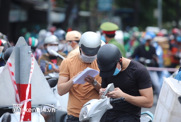 TP.HCM: Chốt kiểm soát ùn ứ nhẹ, đông người xếp hàng chờ khai báo di biến động dân cư-12
