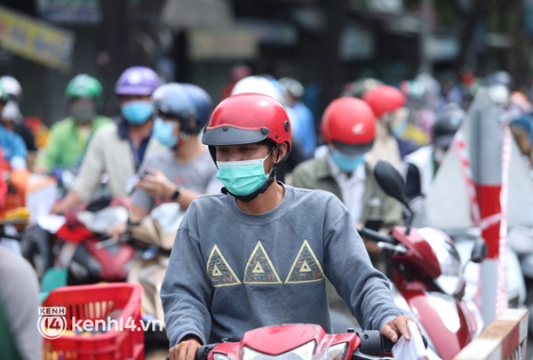 TP.HCM: Chốt kiểm soát ùn ứ nhẹ, đông người xếp hàng chờ khai báo di biến động dân cư-13