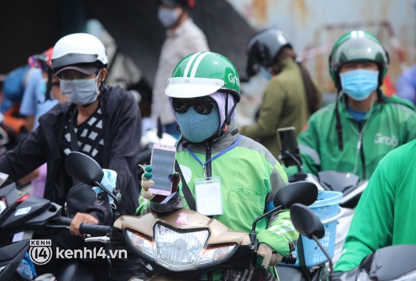 TP.HCM: Chốt kiểm soát ùn ứ nhẹ, đông người xếp hàng chờ khai báo di biến động dân cư-14