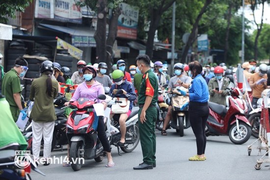 TP.HCM: Chốt kiểm soát ùn ứ nhẹ, đông người xếp hàng chờ khai báo 