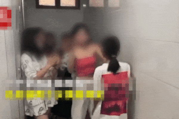 Con gái bị bạn nam bắt nạt, bố tức giận đến tìm đứa trẻ trả thù, đoạn video được gửi vào nhóm phụ huynh thật đáng sợ-4