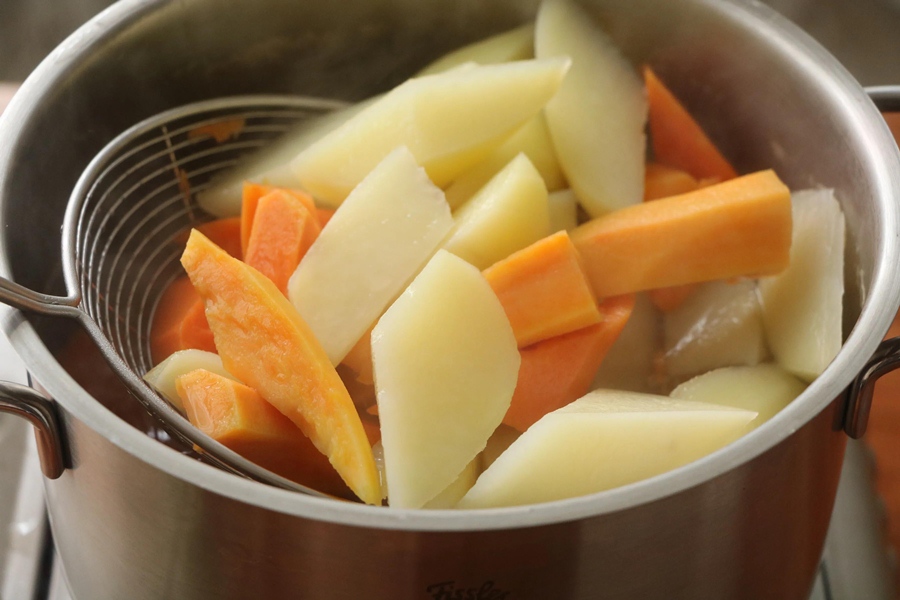 Không mua được khoai lắc nữa thì tự vào bếp làm, hóa ra vừa dễ vừa ngon hơn hẳn!-2