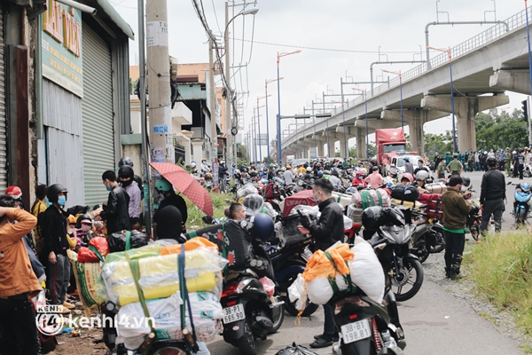 Ảnh: Hàng nghìn người ùn ùn rời TP.HCM về quê bằng xe máy, xót xa cảnh những đứa trẻ vật vờ ngủ gật trong lòng cha mẹ-1