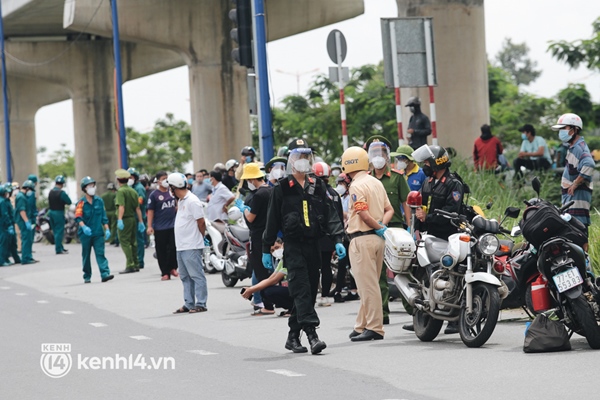 Ảnh: Hàng nghìn người ùn ùn rời TP.HCM về quê bằng xe máy, xót xa cảnh những đứa trẻ vật vờ ngủ gật trong lòng cha mẹ-2