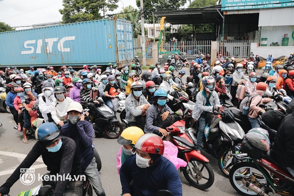 Ảnh: Hàng nghìn người ùn ùn rời TP.HCM về quê bằng xe máy, xót xa cảnh những đứa trẻ vật vờ ngủ gật trong lòng cha mẹ-3