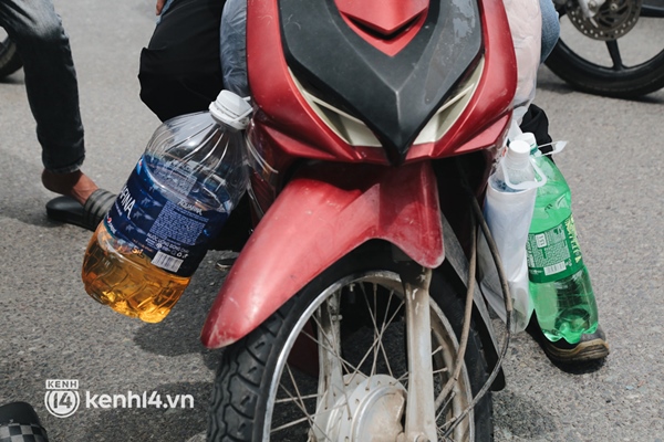 Ảnh: Hàng nghìn người ùn ùn rời TP.HCM về quê bằng xe máy, xót xa cảnh những đứa trẻ vật vờ ngủ gật trong lòng cha mẹ-4