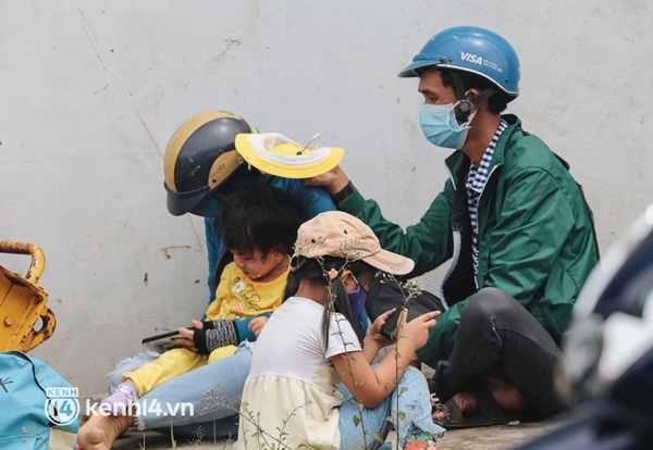 Ảnh: Hàng nghìn người ùn ùn rời TP.HCM về quê bằng xe máy, xót xa cảnh những đứa trẻ vật vờ ngủ gật trong lòng cha mẹ-5