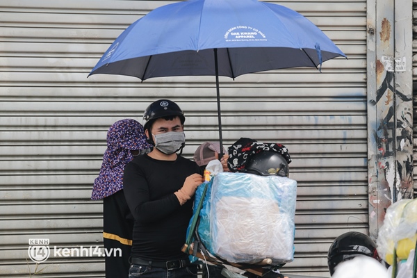 Ảnh: Hàng nghìn người ùn ùn rời TP.HCM về quê bằng xe máy, xót xa cảnh những đứa trẻ vật vờ ngủ gật trong lòng cha mẹ-6