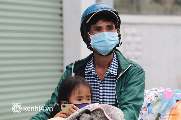 Ảnh: Hàng nghìn người ùn ùn rời TP.HCM về quê bằng xe máy, xót xa cảnh những đứa trẻ vật vờ ngủ gật trong lòng cha mẹ-8