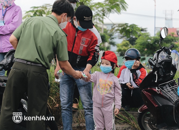Ảnh: Hàng nghìn người ùn ùn rời TP.HCM về quê bằng xe máy, xót xa cảnh những đứa trẻ vật vờ ngủ gật trong lòng cha mẹ-9