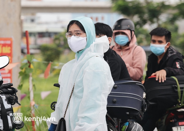 Ảnh: Hàng nghìn người ùn ùn rời TP.HCM về quê bằng xe máy, xót xa cảnh những đứa trẻ vật vờ ngủ gật trong lòng cha mẹ-11