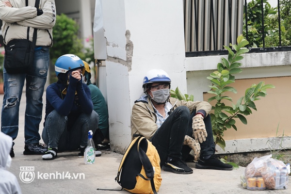 Ảnh: Hàng nghìn người ùn ùn rời TP.HCM về quê bằng xe máy, xót xa cảnh những đứa trẻ vật vờ ngủ gật trong lòng cha mẹ-12