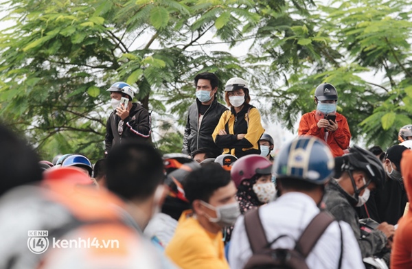 Ảnh: Hàng nghìn người ùn ùn rời TP.HCM về quê bằng xe máy, xót xa cảnh những đứa trẻ vật vờ ngủ gật trong lòng cha mẹ-13