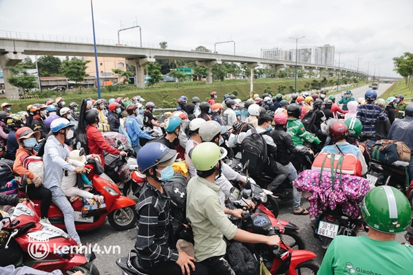 Ảnh: Hàng nghìn người ùn ùn rời TP.HCM về quê bằng xe máy, xót xa cảnh những đứa trẻ vật vờ ngủ gật trong lòng cha mẹ-15