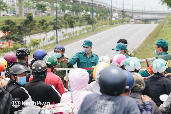 Ảnh: Hàng nghìn người ùn ùn rời TP.HCM về quê bằng xe máy, xót xa cảnh những đứa trẻ vật vờ ngủ gật trong lòng cha mẹ-16