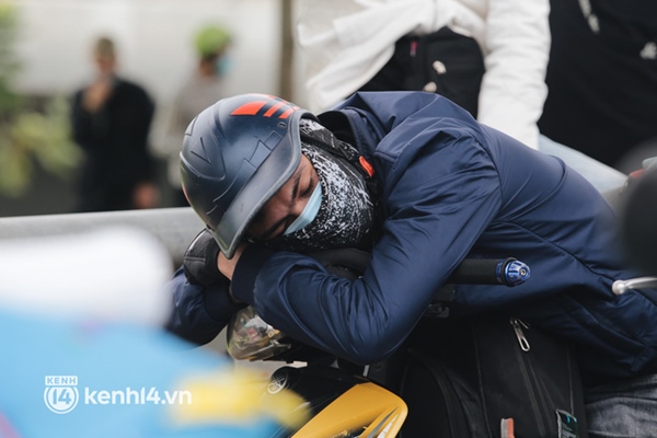 Ảnh: Hàng nghìn người ùn ùn rời TP.HCM về quê bằng xe máy, xót xa cảnh những đứa trẻ vật vờ ngủ gật trong lòng cha mẹ-18