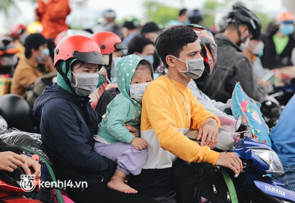 Ảnh: Hàng nghìn người ùn ùn rời TP.HCM về quê bằng xe máy, xót xa cảnh những đứa trẻ vật vờ ngủ gật trong lòng cha mẹ-19