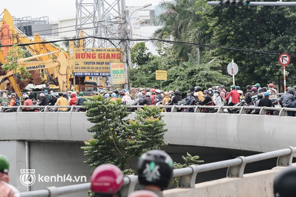 Ảnh: Hàng nghìn người ùn ùn rời TP.HCM về quê bằng xe máy, xót xa cảnh những đứa trẻ vật vờ ngủ gật trong lòng cha mẹ-20