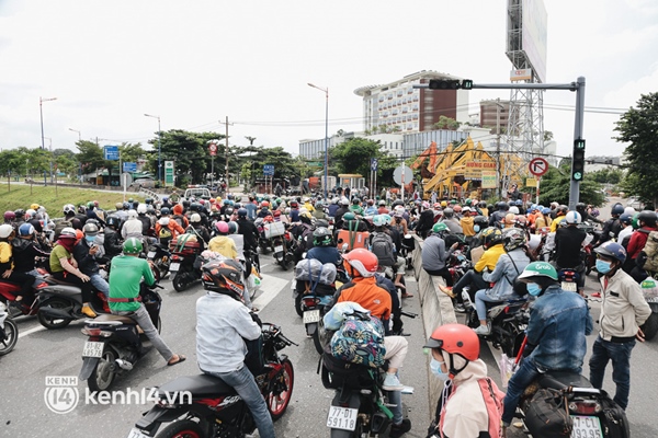 Ảnh: Hàng nghìn người ùn ùn rời TP.HCM về quê bằng xe máy, xót xa cảnh những đứa trẻ vật vờ ngủ gật trong lòng cha mẹ-21