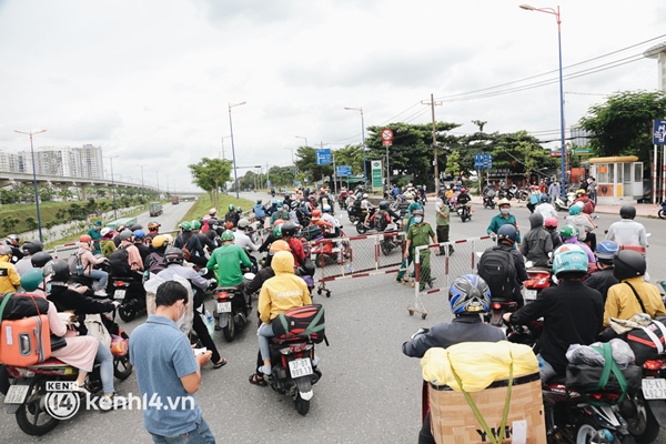 Ảnh: Hàng nghìn người ùn ùn rời TP.HCM về quê bằng xe máy, xót xa cảnh những đứa trẻ vật vờ ngủ gật trong lòng cha mẹ-22