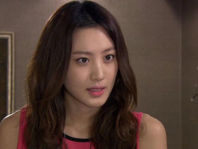 Vợ cứ cãi nhau là bỏ sang nhà chị hàng xóm ngủ, đêm con sốt cao tôi sang gọi về gấp thì sững sờ với cảnh chị em an ủi nhau-1