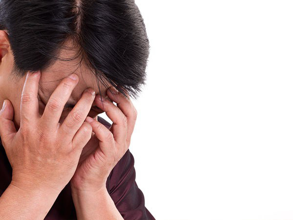 Vợ cứ cãi nhau là bỏ sang nhà chị hàng xóm ngủ, đêm con sốt cao tôi sang gọi về gấp thì sững sờ với cảnh chị em an ủi nhau-2