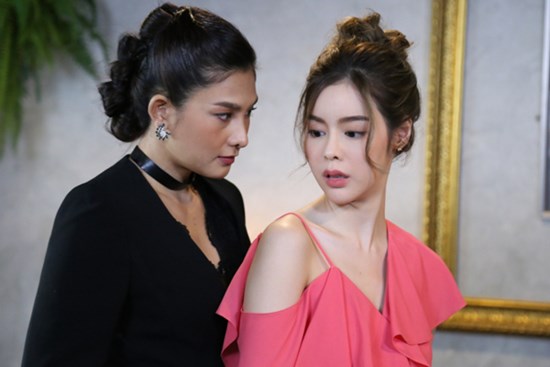 Vợ cứ cãi nhau là bỏ sang nhà chị hàng xóm ngủ, đêm con sốt cao tôi sang gọi về gấp thì sững sờ với cảnh chị em an ủi nhau