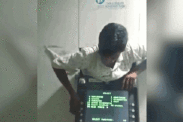 Tên trộm gặp cú sốc sau khi chui vào trong cây ATM