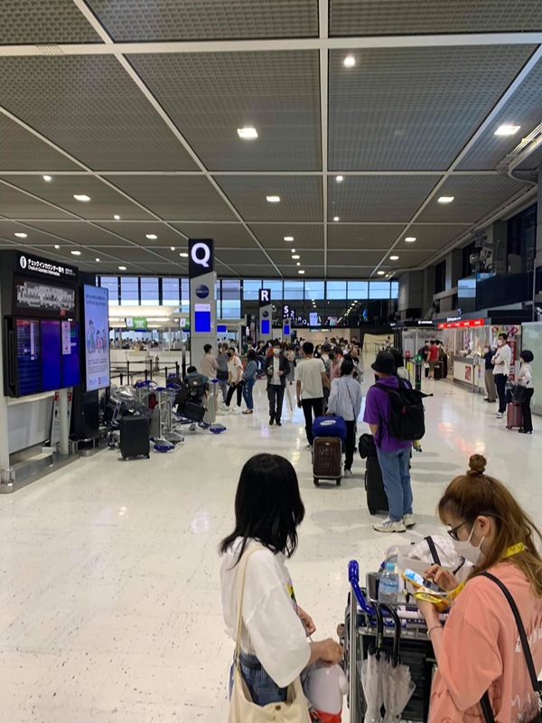 Hình ảnh tại sân bay đưa tro cốt nam thanh niên người Việt bị sát hại tại Nhật Bản trở về quê hương gây xúc động-2