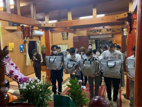 Hình ảnh tại sân bay đưa tro cốt nam thanh niên người Việt bị sát hại tại Nhật Bản trở về quê hương gây xúc động-5