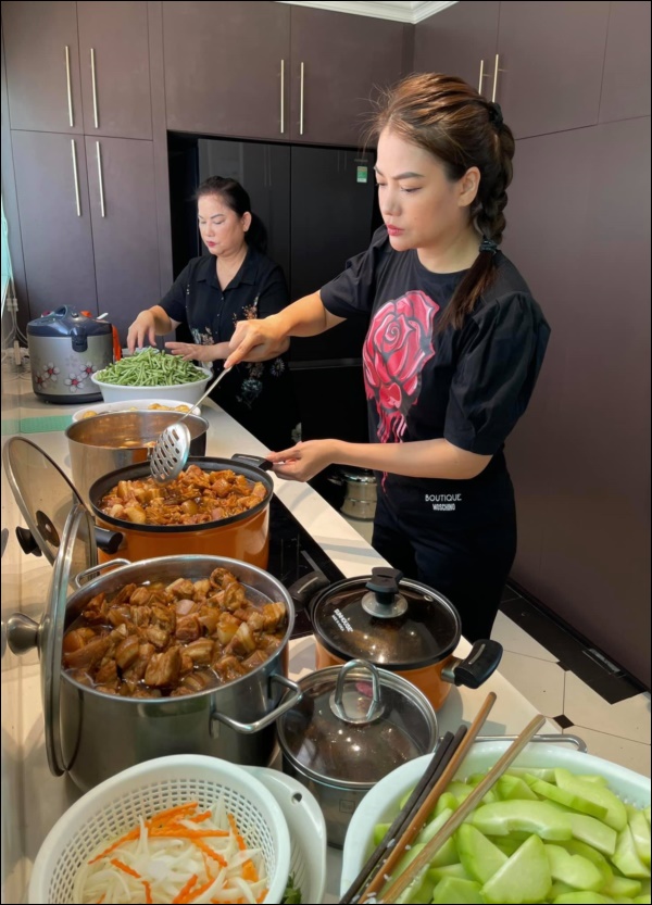 Trương Ngọc Ánh tự vào bếp nấu nhiều đồ ăn ngon, thử tay nghề trước khi đổi món gửi tặng bệnh viện dã chiến-2