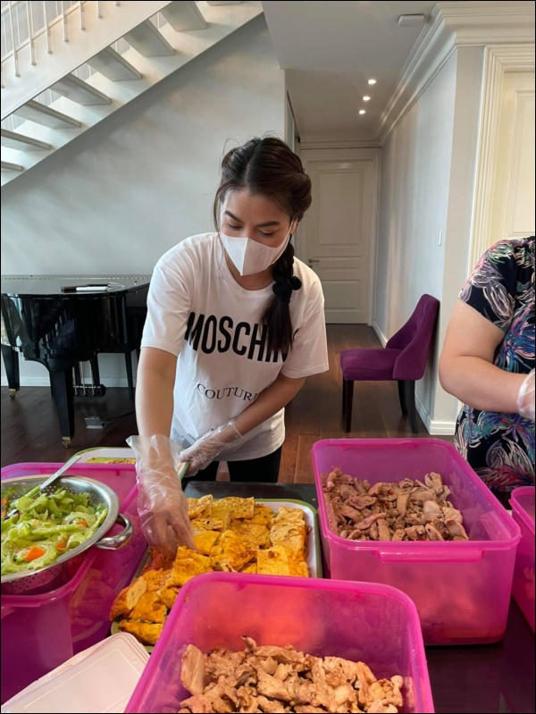 Trương Ngọc Ánh tự vào bếp nấu nhiều đồ ăn ngon, thử tay nghề trước khi đổi món gửi tặng bệnh viện dã chiến-3