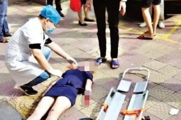 Bị cưỡng hiếp đến 8 lần dẫn tới mang thai, cô bé 14 tuổi nhảy lầu tự tử-1