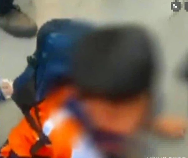 Con gái bị bạn nam bắt nạt, bố tức giận đến tìm đứa trẻ trả thù, đoạn video được gửi vào nhóm phụ huynh thật đáng sợ-1