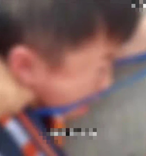 Con gái bị bạn nam bắt nạt, bố tức giận đến tìm đứa trẻ trả thù, đoạn video được gửi vào nhóm phụ huynh thật đáng sợ-2