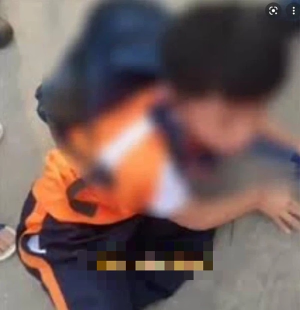 Con gái bị bạn nam bắt nạt, bố tức giận đến tìm đứa trẻ trả thù, đoạn video được gửi vào nhóm phụ huynh thật đáng sợ-3