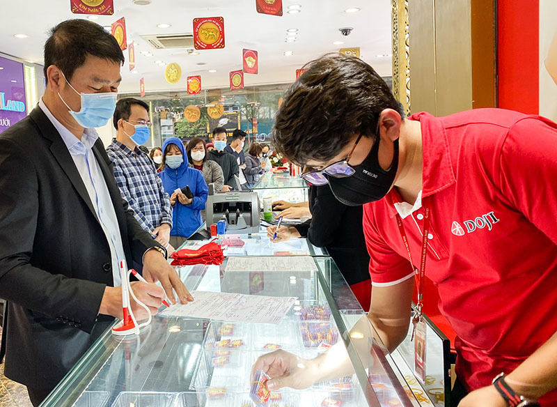 Giá vàng hôm nay 16/8: USD xuống thấp, vàng tiếp tục tăng lên-1
