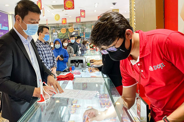 Giá vàng hôm nay 17/8: Được đà tăng nhanh khi USD suy yếu-2