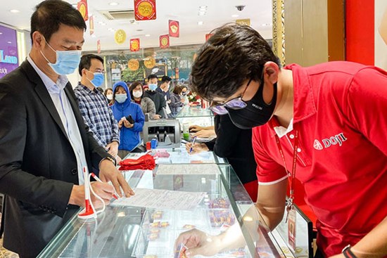 Giá vàng hôm nay 16/8: USD xuống thấp, vàng tiếp tục tăng lên