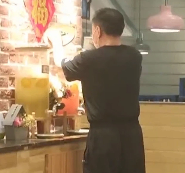 Clip: Nhân viên quán cafe đổ nước lạ vào bình pha chế khiến khách nghi ngờ, điều tra ra thì không thể thông cảm nổi-1