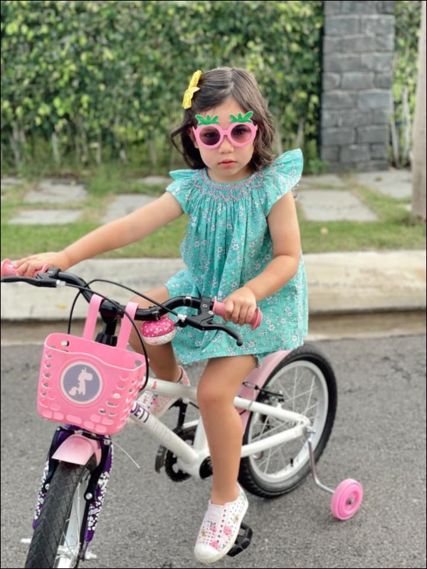 Bé Myla nhà siêu mẫu Hà Anh mới 3 tuổi đã bơi lội cực siêu, ăn cũng tự xúc thành thục như người lớn-4