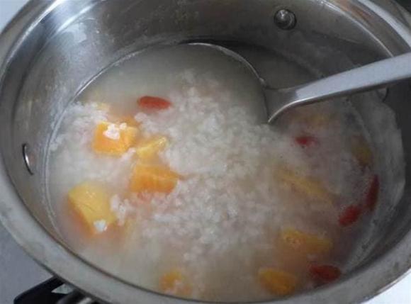 Khi nấu cháo, bạn chỉ cần cho một ít này vào nồi và đậy kín nắp mà không sợ tràn nồi, cháo nấu xong mềm dẻo và thơm, rất đơn giản và thiết thực-3