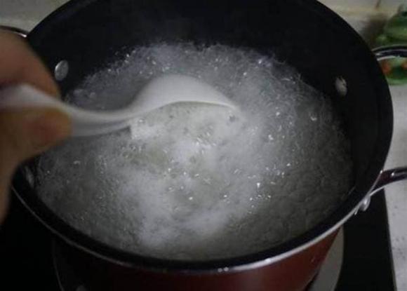 Khi nấu cháo, bạn chỉ cần cho một ít này vào nồi và đậy kín nắp mà không sợ tràn nồi, cháo nấu xong mềm dẻo và thơm, rất đơn giản và thiết thực-4